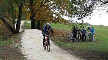 Lipovské stezky nabízejí bikerům celkem osm kilometrů tras od málo náročných modrých vhodných i pro rodiny s dětmi až po těžké černé určené zkušeným jezdcům.