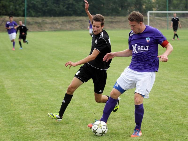 Fotbalisté Holice B (v černém) porazili Velké Losiny 1:0.