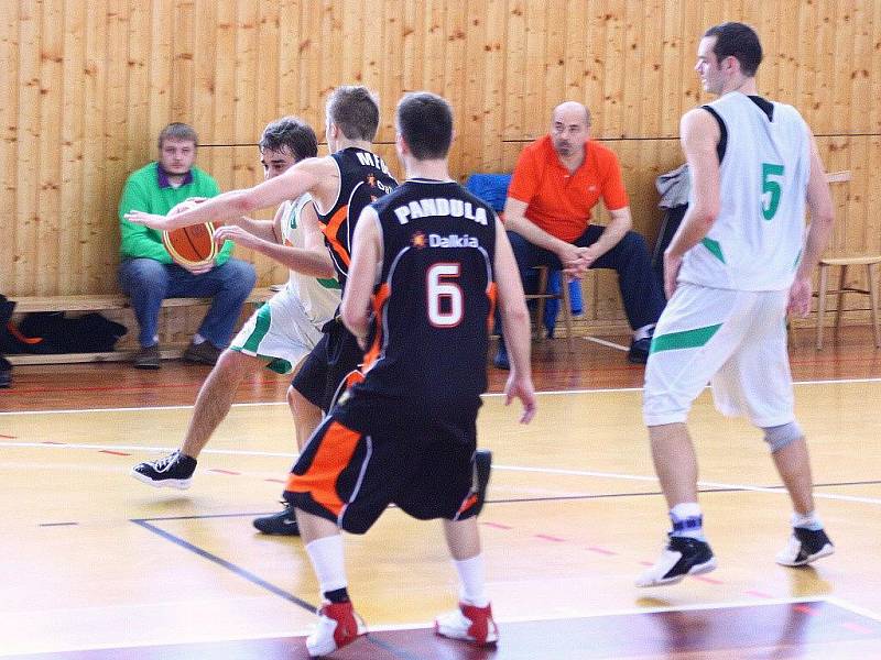 Šumperští basketbalisté (bílé dresy) v utkání s Novým Jičínem