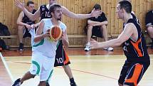 Šumperští basketbalisté (bílé dresy) v utkání s Novým Jičínem