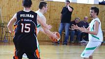 Šumperští basketbalisté (bílé dresy) v utkání s Novým Jičínem