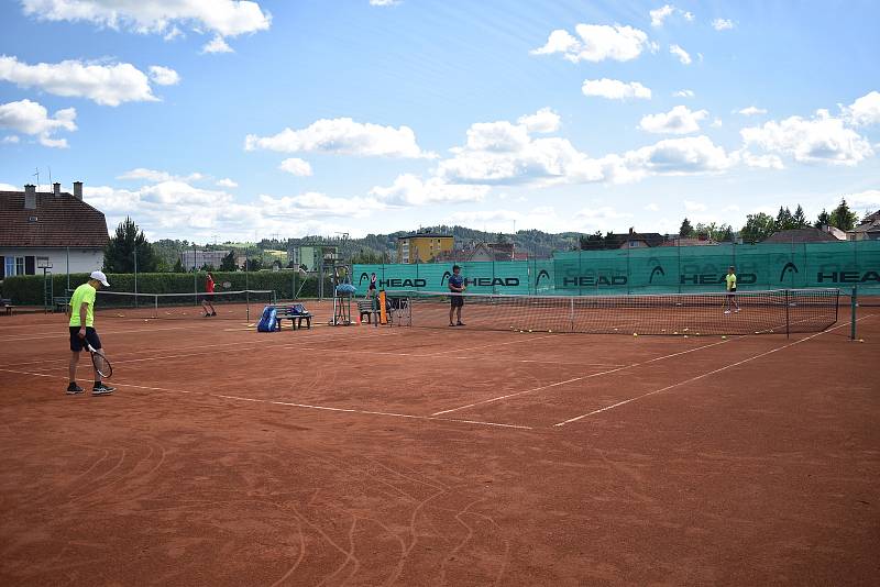 Slavnostní otevření budovy zázemí na tenisových kurtech v Zábřehu.