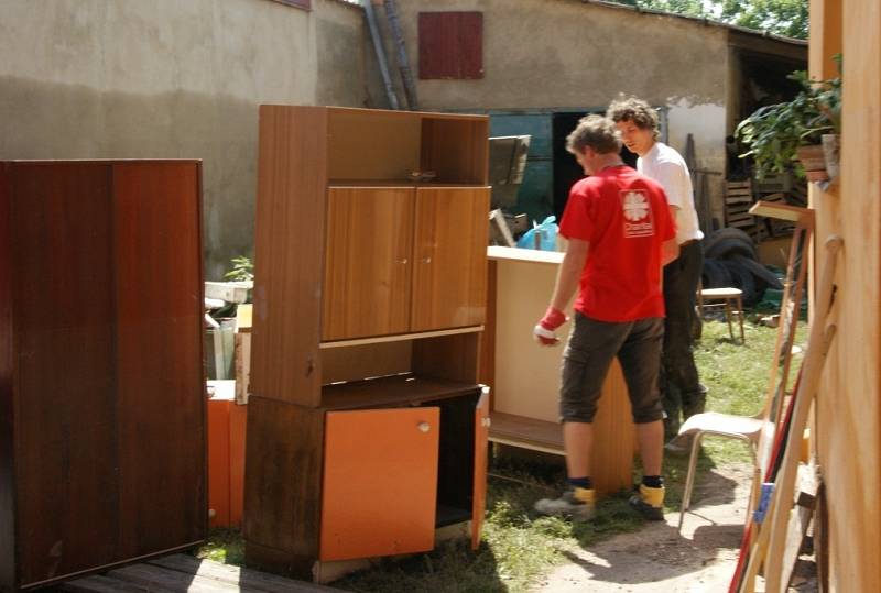 Jedenáct dobrovolníků a dva zaměstnanci Charity Zábřeh se během týdne vystřidalo na Litoměřicku, kde pomáhali lidem postiženým povodní.