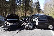 K vážné nehodě u Lipové-lázní na Jesenicku vyjížděli v neděli 30. dubna před druhou hodinou odpoledne hasiči. Při čelním střetu dvou osobních aut se zranili tři lidé.