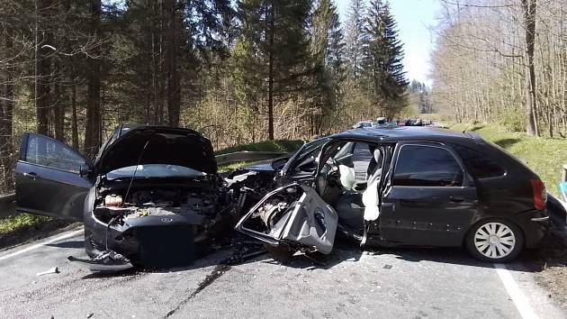 K vážné nehodě u Lipové-lázní na Jesenicku vyjížděli v neděli 30. dubna před druhou hodinou odpoledne hasiči. Při čelním střetu dvou osobních aut se zranili tři lidé.