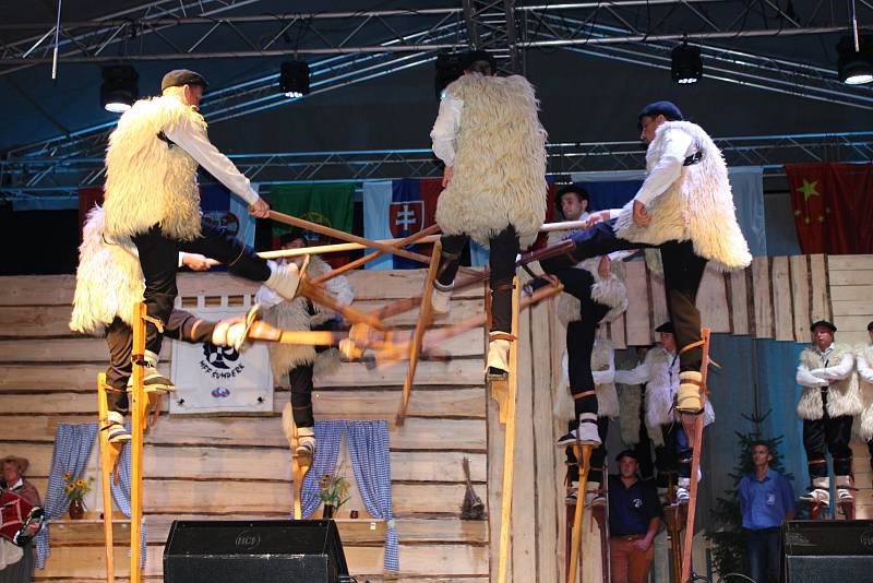 V pátek a v sobotu se na hlavních pořadech Mezinárodního folklorního festivalu v Šumperku představily postupně dvě desítky souborů. Mezi nimi byl i soubor z Francie. Ten sklidil největší ovace diváků.