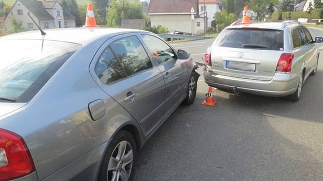 Do toyoty, která dávala přednost autům na hlavní silnici, narazil v sobotu 10. října v Lipové-lázních nepozorný řidič Škody Octavie.