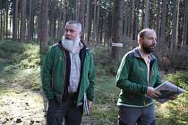 Přírodní rezervaci Rejvíz v Jeseníkách decimuje kůrovec. Pracovníci CHKO Jeseníky Petr Šaj a Miroslav Havira stav lesního porostu pečlivě kontrolují.