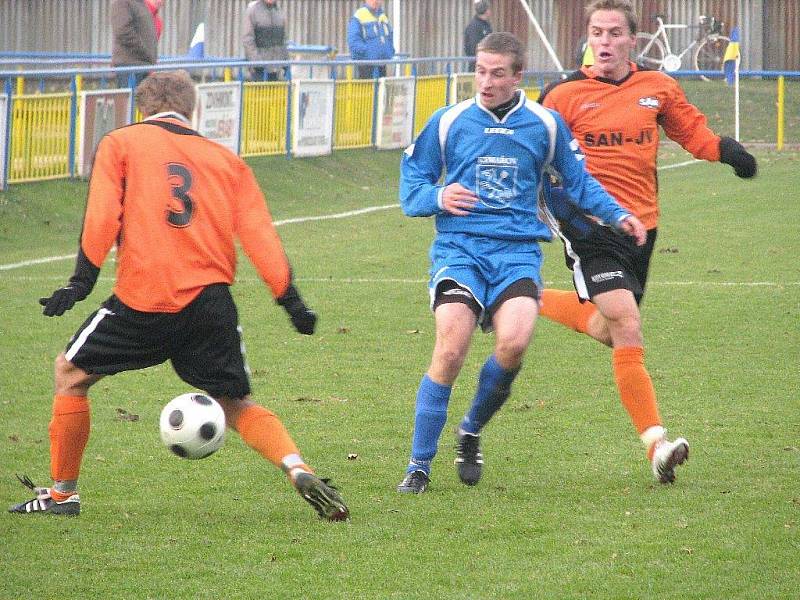 Šumperští fotbalisté (oranžové dresy) během utkání v Rýmařově