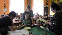 Na krchlebském turnaji v Člověče, nezlob se! proti sobě k hráčským polím tradičně zasedly celé rodiny