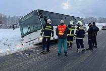 Havárie autobusu na silnici mezi Vápennou a Žulovou na Jesenicku. 7. ledna 2021