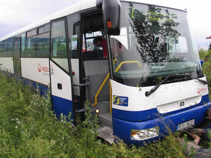 Autobus po nehodě s kamionem nedaleko Dubicka