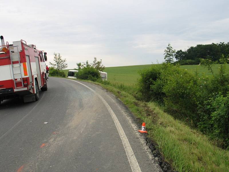 Autobus po nehodě s kamionem nedaleko Dubicka