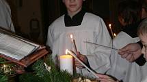 Kněží v neděli zapálili první svíci, začal advent
