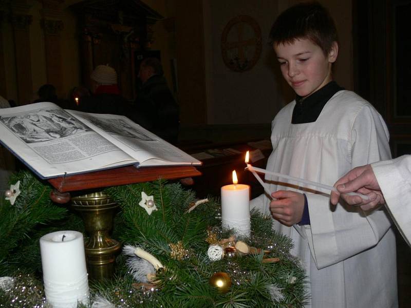 Kněží v neděli zapálili první svíci, začal advent