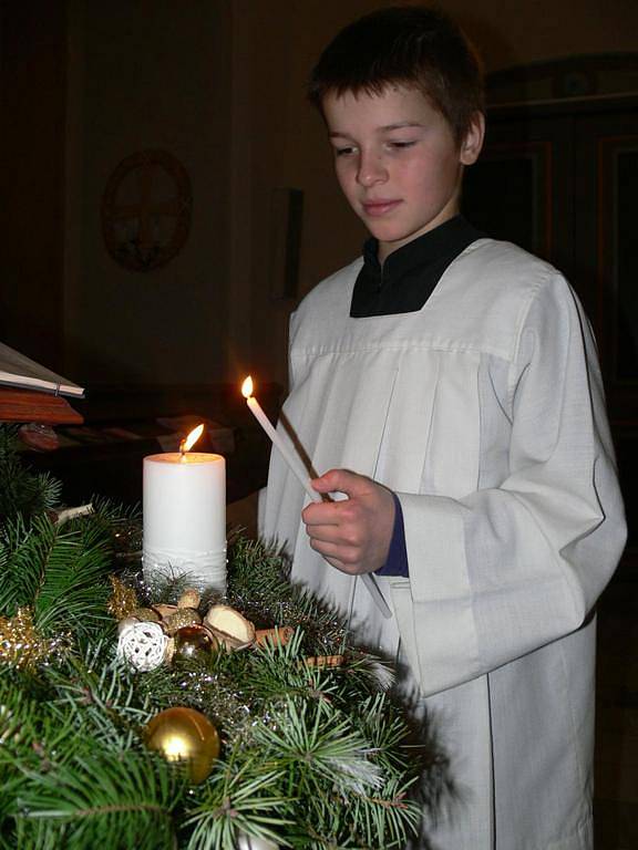 Kněží v neděli zapálili první svíci, začal advent