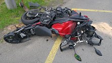 Nehoda v Bušíně, při níž se vážně zranil motorkář, 15. června 2023.