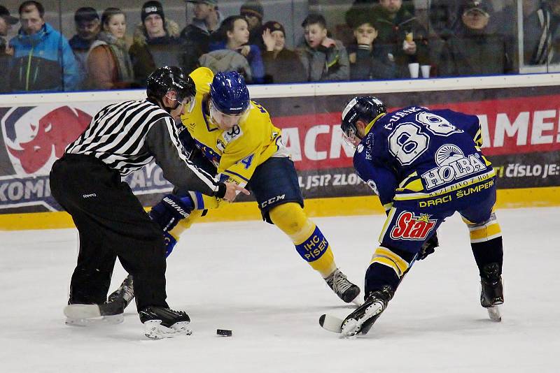 Hokejisté Šumperku (v modrém) porazili na domácím ledě Písek 6:0.