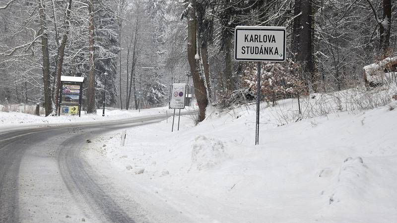 Silnice pod Pradědem v okolí Karlovy Studánky a Malé Morávky v neděli 7. února 2021