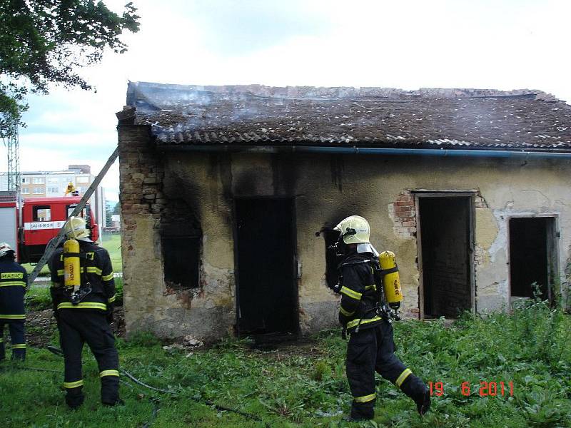 Hasiči vyjížděli 19. června k požáru přístřešku v Nemocniční ulici v Šumperku