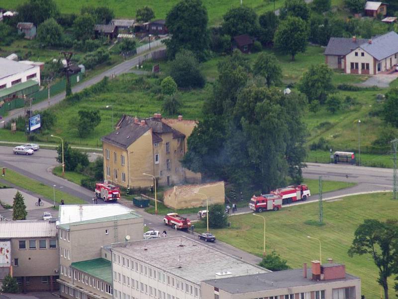 Požár přístřešku zachycený z letadla