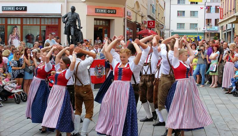 Mezinárodní folklorní festival v Šumperku vyvrcholil v sobotu 20. srpna dopoledne přehlídkou Roztančená ulice.