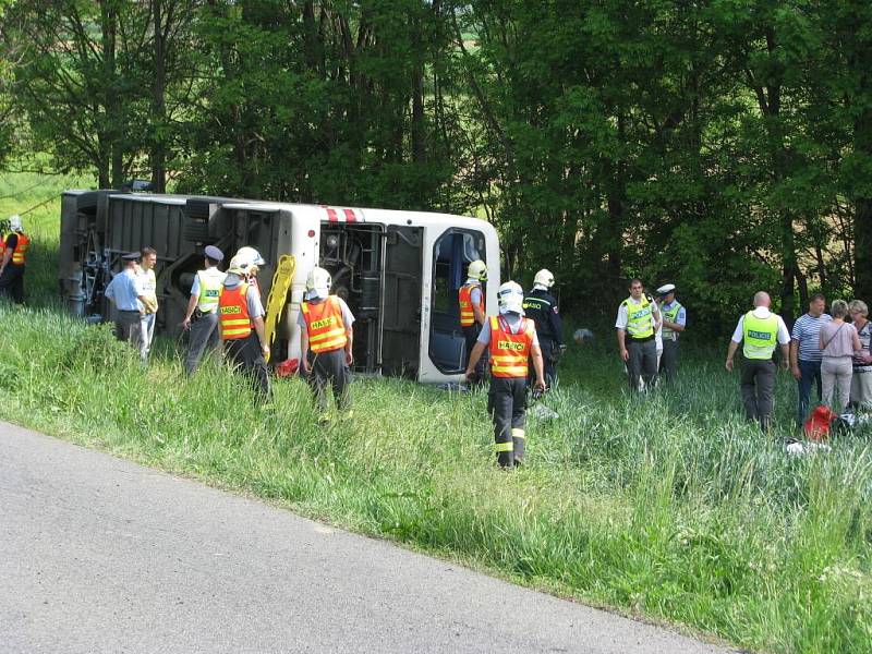 Snímky z místa nehody polského autobusu u Rovenska.