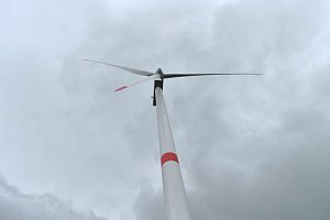 Větrná elekrárna na katastru Kobylé nad Vidnavkou.