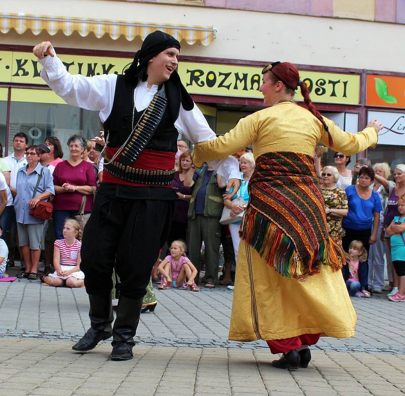 Mezinárodní folklorní festival v Šumperku vyvrcholil v sobotu 20. srpna dopoledne přehlídkou Roztančená ulice.