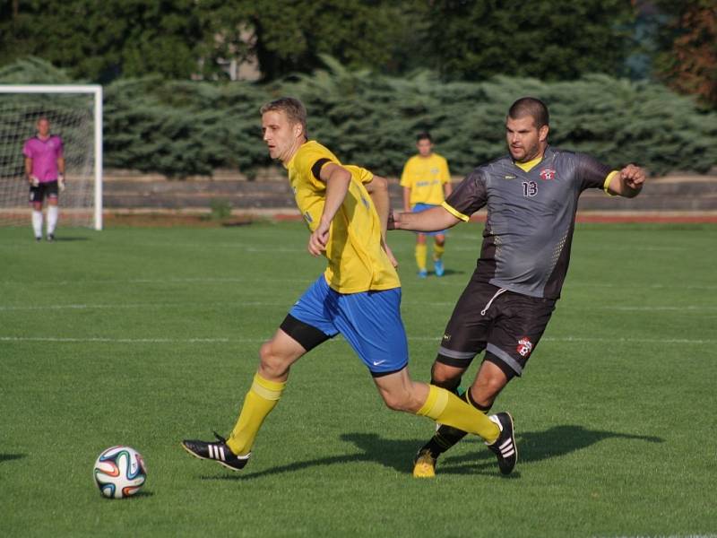 Fotbalisté Šumperku (ve žlutém) proti Hněvotínu