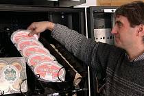 První automat na prodej tvarůžků funguje od roku 2004 v Lošticích v průjezdu restaurace U Coufalů. Doplňuje ho majitel restaurace Jan Konečný