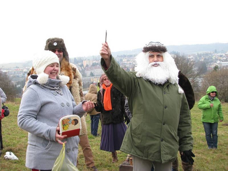 Nezbytnou výbavou účastníků Welzlova běhu je kufr, mnozí přišli také v různých maskách připomínajících polárníky.