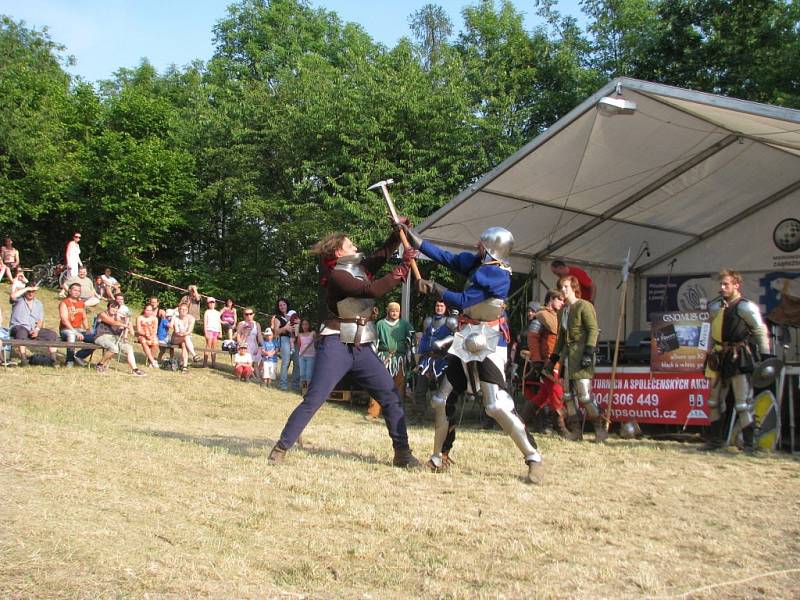 Hrad v Brníčku se v neděli 5. července znovu vrátil do středověku. Hlavní hvězdou byla kapela Rangers -Plavci, která slaví padesát let od založení.