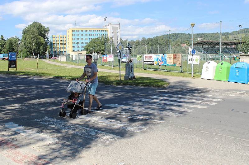 V lokalitě pod sídlištěm 9. května v Dukelské ulici v Jeseníku se nachází letní koupaliště, fotbalové hřiště a sportovní hala. V budoucnu by zde mohl přibýt zimní stadion a bazén.