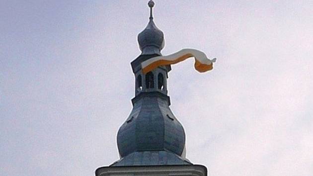 Dvojice zvoníků vystoupala ve čtvrtek 14. března ráno na věž kostela svatého Bartoloměje v Zábřehu, aby v padesátimetrové výšce vyvěsila vatikánský prapor na počest nově zvoleného papeže Františka.