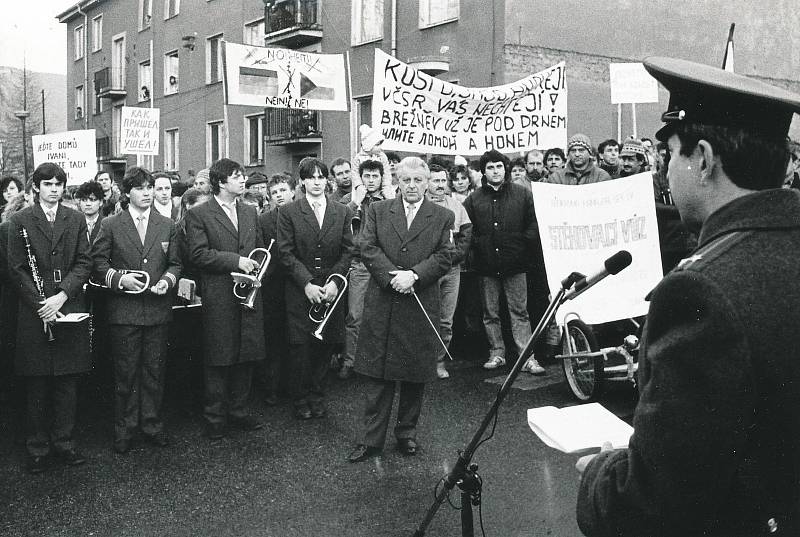 Protestní průvod s místní dechovkou před kasárna sovětské armády v Jeseníku v lednu 1990.