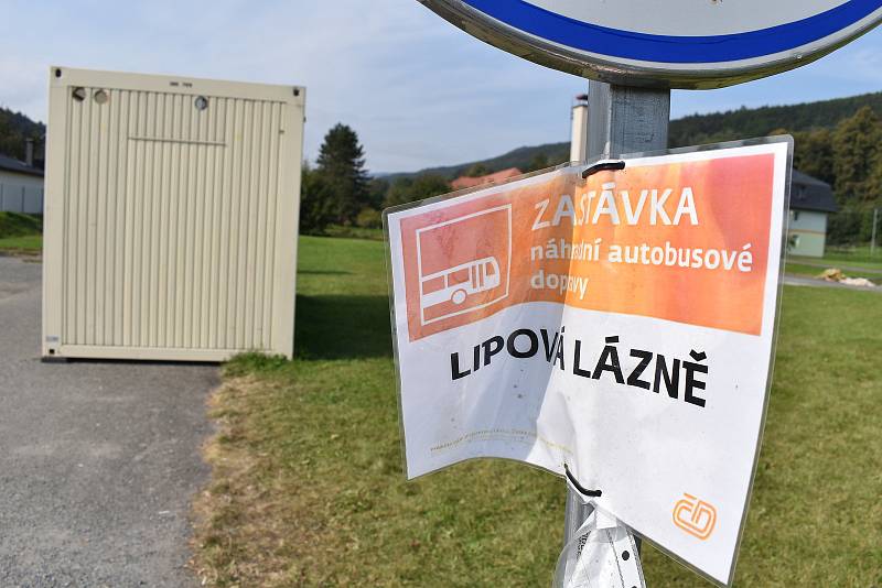 Zastávka náhradní dopravy v centru Lipové-lázní.