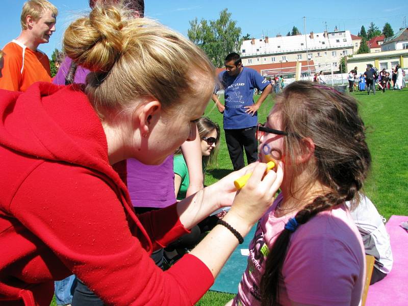 Olympijského klání pod pěti kruhy nazvaného Člověk člověku, který připravili studenti zdejší Střední školy sociální péče a služeb, se v Zábřehu zúčastnili postižení ze širokého okolí i děti z místních mateřských školek.