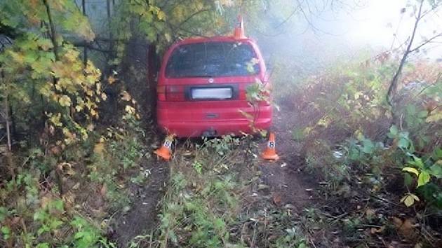 Opilý polský řidič, který ujížděl hlídce přes státní hranici, skončil svou zběsilou jízdu na pastvině u Travné u Javorníku. Nezvládl smyk a zastavil se až o náletové dřeviny.