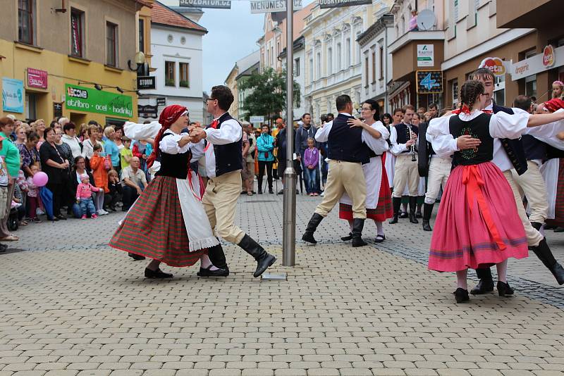 Divácky nejoblíbenější je roztančená ulice. Všechny zúčastněné soubory projdou v průvodu Šumperkem, na několika místech se zastaví a zatančí či zazpívají. Obrovský úspěch sklízeli i tanečníci ze souboru Studánka