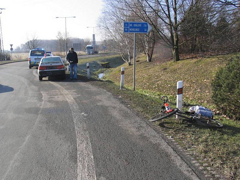 Vážná zranění utrpěl cyklista, kterého srazil na kruhovém objezdu řidič opelu