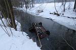 Řidička Škody Felicie, která bourala v úterý 24. ledna v Bohdíkově, skončila po střetu s jiným vozem v korytě řeky Moravy. 