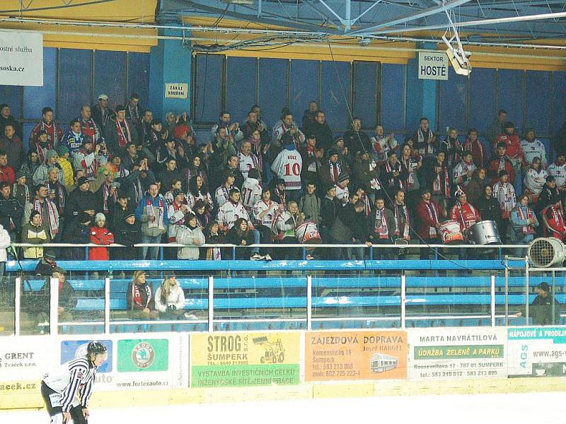 Fanoušci Mory v Šumperku během derby s Draky