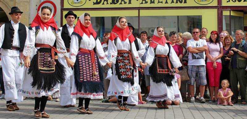 Mezinárodní folklorní festival v Šumperku vyvrcholil v sobotu 20. srpna dopoledne přehlídkou Roztančená ulice.