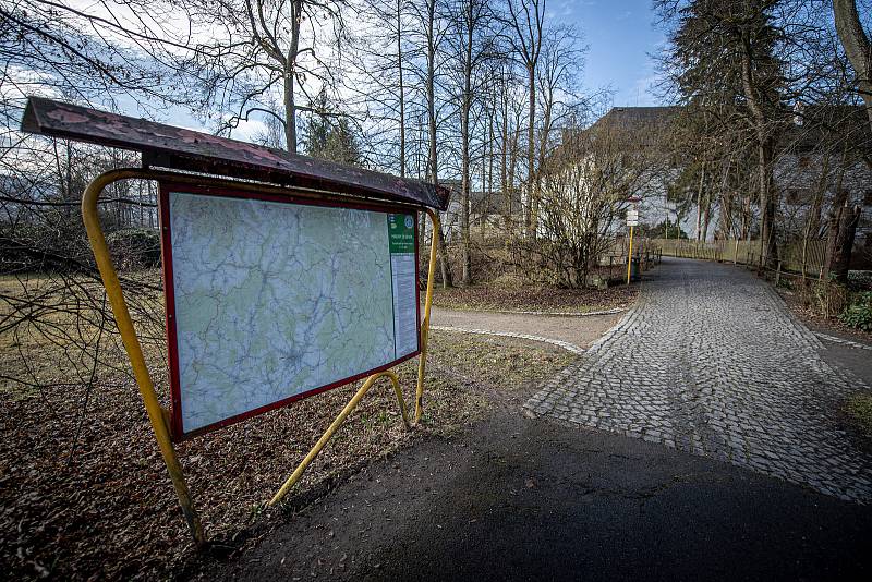 Zámek a zámecký park ve Velkých Losinách, 30. března 2021.