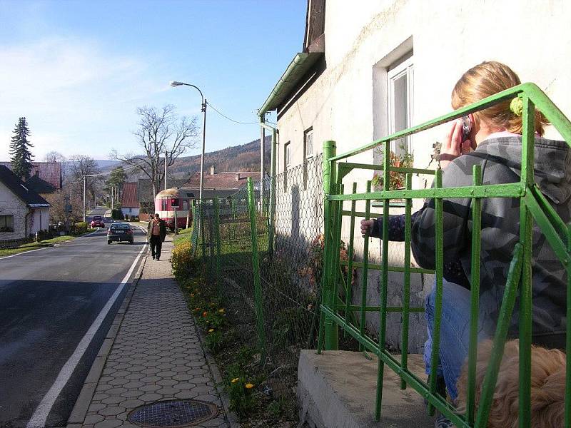 Snímky z místa tragické nehody na přejezdu v Lipové lázních