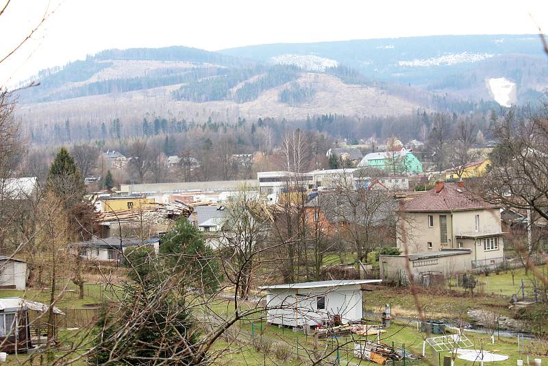 Následky kůrovcové kalamity - pohled přes Zlaté Hory na Osikový vrch a horu Příčná.