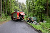 Nákladní auto převážející sudy a lahve s pivem havarovalo ve čtvrtek 21. května dopoledne u Jedlí na Zábřežsku.