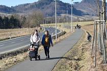 Lidé na procházce na cyklostezce ze Šumperku do Bratrušova.
