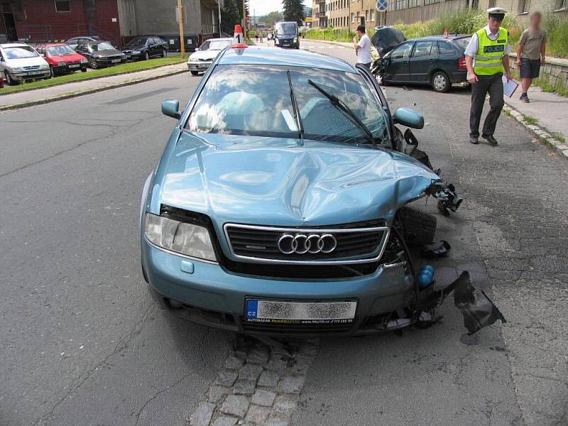 Srážka Audi a Fabie v Uničovské ulici